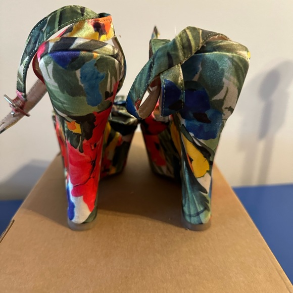 Guess Floral Wedge Size 5.5 - Picture 2 of 5